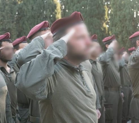IDFSpokesperson's tweet photo. בימים האחרונים, מפקדי ולוחמי עוצבת הקומנדו נלחמו באומץ לב וחיסלו מחבלים רבים ברחבי עוטף עזה, סא״ל ד׳, מפקד דובדבן שפיקד על יחידתו בלחימה, קיבל במהלכה טלפון מהשלישה: ״נולדה לך בת״, והמשיך להילחם. 

אלו הם המפקדים שלנו, הפנים של צה״ל! https://t.co/MmT3kGhTZw