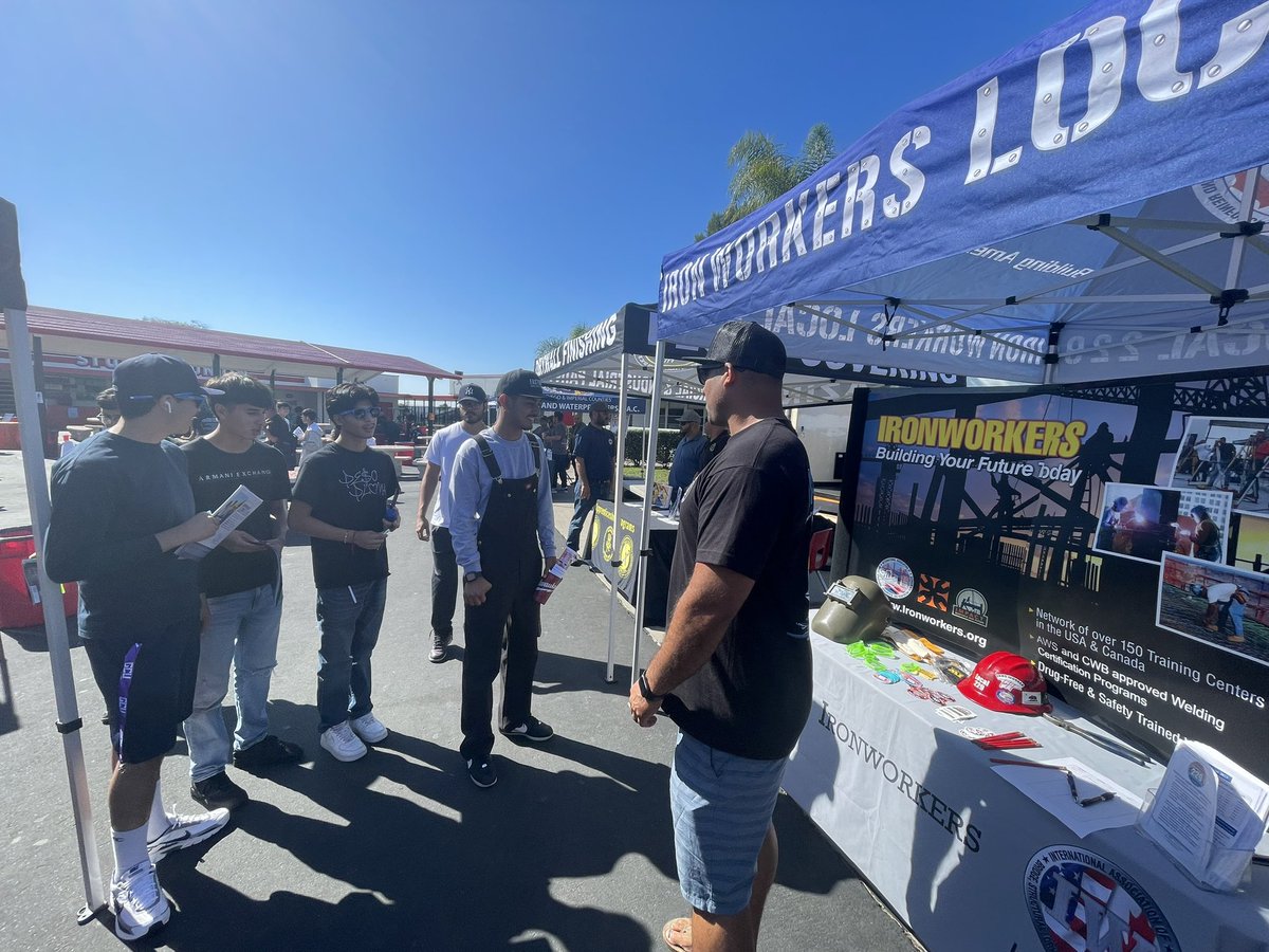 SD_BldgTrades's tweet photo. 🛠️ What an amazing event! 🏗️ Our affiliate unions were thrilled to have inspired the next generation of union trade workers at the 8th Annual College & Construction Trades Fair at Castle Park High School! 🔨📚 #BuildingTheFuture #SkilledTrades #ConstructionFair https://t.co/h2QhbVxxpk