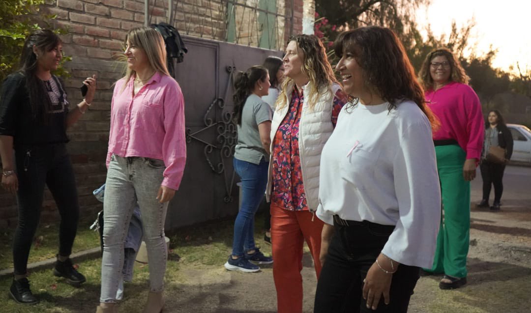 silviagaitan251's tweet photo. Encuentros que nos permiten estar muy cerca. ❤️✌️ @GabyPedrali @rickiherrera @guille__aguilar @AgnerDaniela @MisaelCarrizoJP @cr_raulcabral @jfrejal @QuintelaRicardo @SergioMassa Presidente https://t.co/6xu9WXRUMy