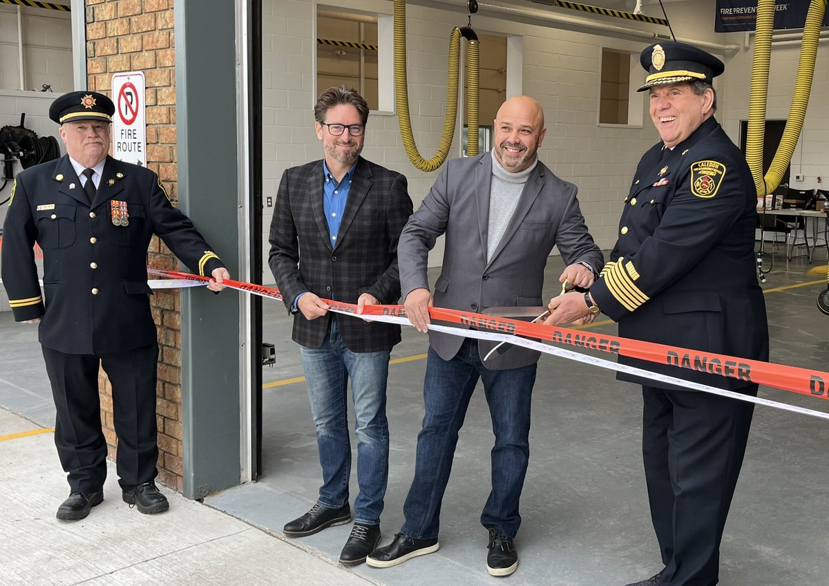 CaledonFireES's tweet image. What a great afternoon!  Chief Forfar, Councillor @mariorusso_ca and MP @kyleseeback officially cut the ribbon and opened station 308 to the public.  Thank you to our volunteer firefighters for putting on a fabulous open house with #autoex demos, truck tours, and face painting!