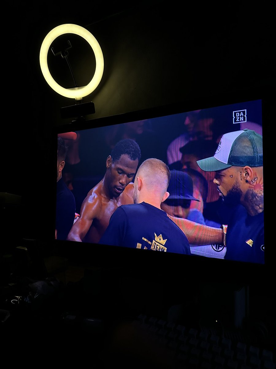 AsianRoppie's tweet photo. Idk wtf happened to kenny but what was thaaaat??? #KSIFury #PaulDanis https://t.co/nXZf9ILUNJ