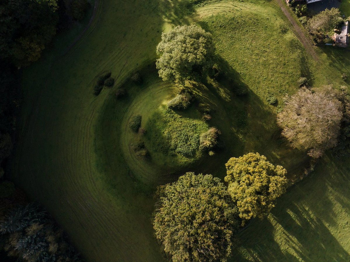 Cartref Owain Glyndŵr 🏴󠁧󠁢󠁷󠁬󠁳󠁿 

His one-time home before it was entirely burned during the War of Independence. The undulating landscape of a motte-and-bailey castle is all that remains.