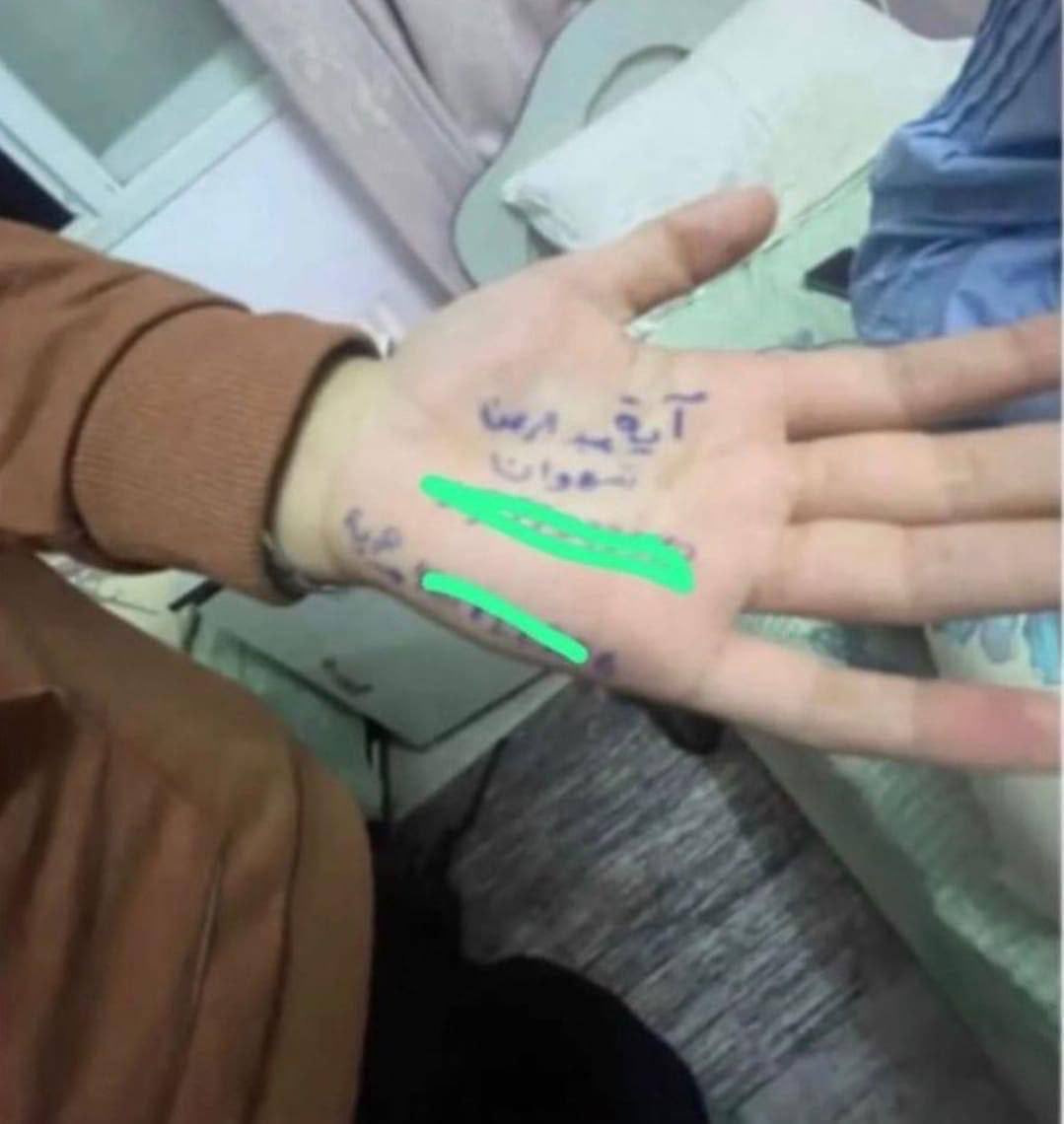 Los niños palestinos ahora escriben sus nombres en la palma de sus manos para que sus familiares puedan identificar sus cuerpos en el muy probable caso de que mueran en un ataque aéreo.