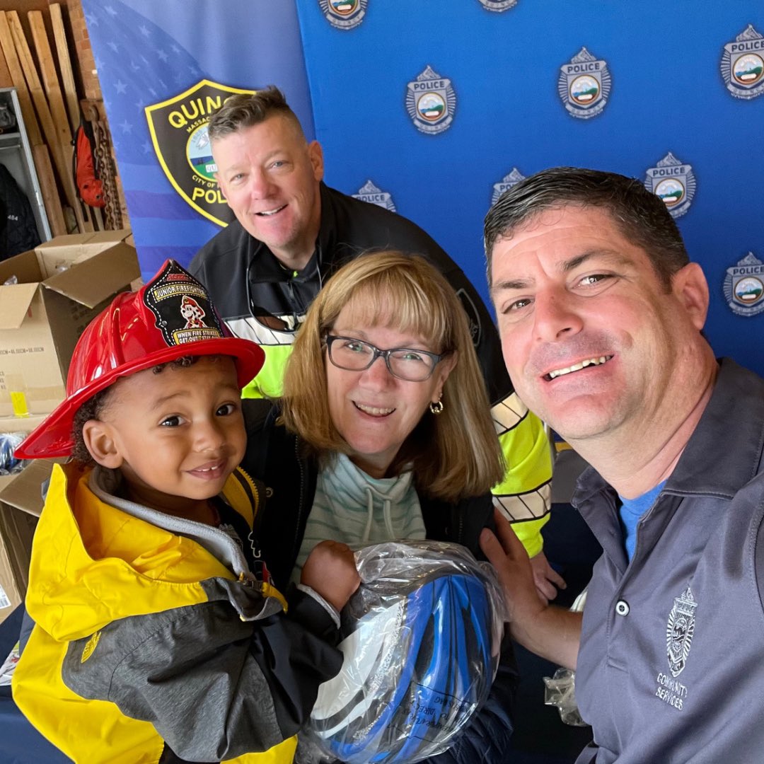 quincymapolice's tweet photo. Today we were able to partner with Project KidSafe who donated bicycle helmets for us to give out to children today at the Quincy Fire Department’s Safety Awareness Day.
#quincymapolice #qpd #quincy #quincymafiredepartment #ProjectKidSafe
#cityofquincy #bicyclesafety #firesafe https://t.co/MwLa3ljmDf
