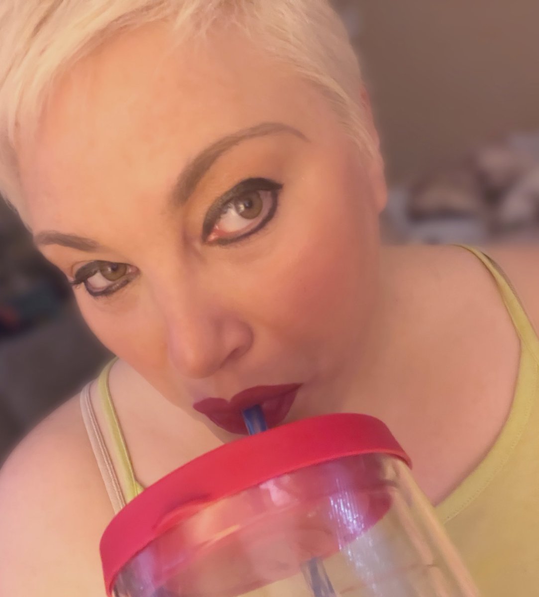 TheSocDr's tweet photo. If you drink a gallon of water each day, you won’t have time for anyone’s drama because you’ll be too busy peeing. 💦
stay hydrated my beautiful friends ✌🏼#hydrogenwater #ionizedwater #H30 #igfilter #oslo https://t.co/zEQXBa3vhB