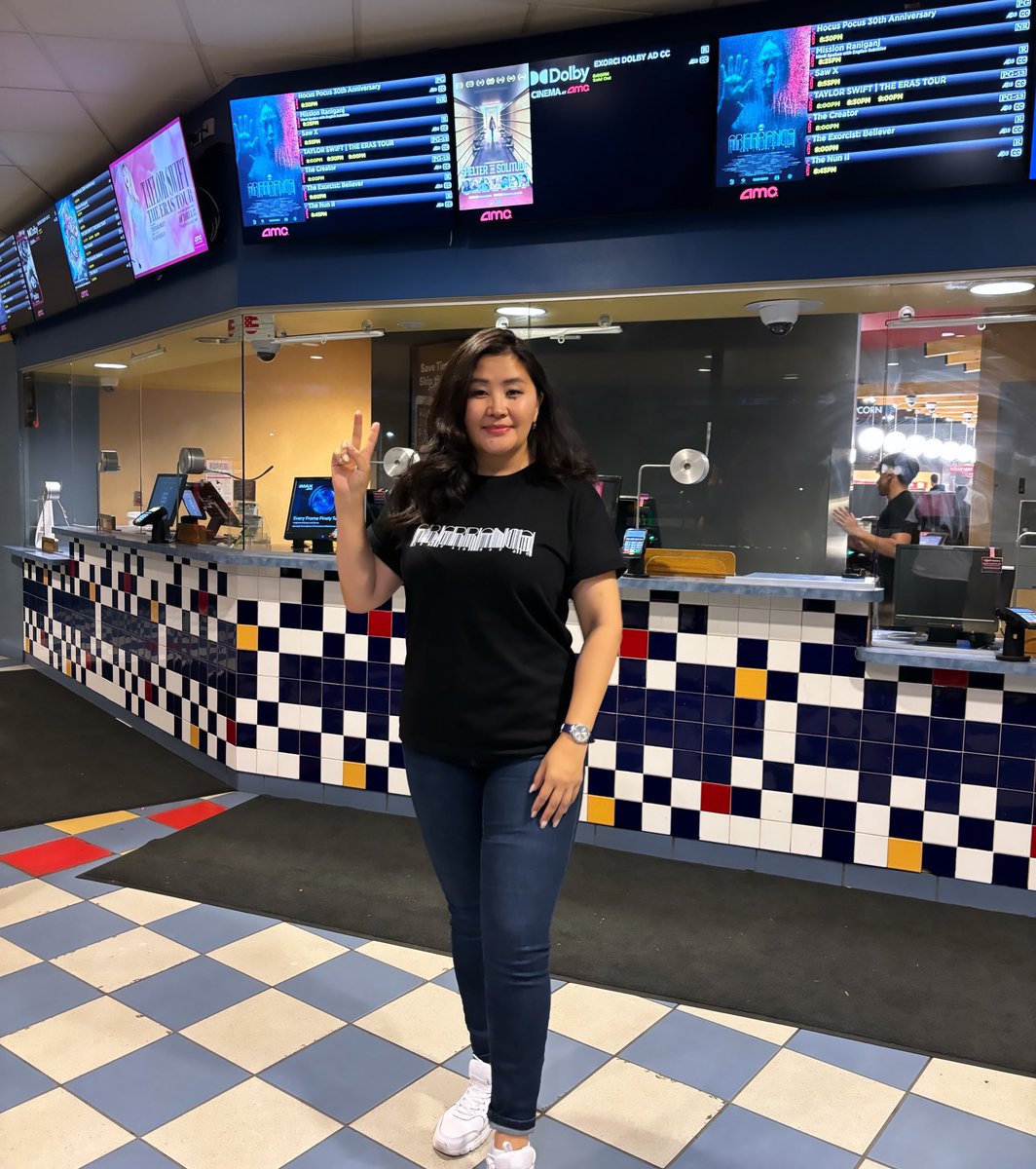 энэ дэлгэцэнд постер орсон байхыг хараад л шууд догдлоод эхэлдэг юм байна 😅 🇲🇳монгол кино 🇺🇸америкийн сүлжээ кинотеатрын дэлгэцнээ гарч эхэлсэн түүхэн мөчийн нэг хэсэг байгаадаа үнэхээр баяртай байнаа 🥰🥰
#aberrance #mongoliamovie #amctheatre #producer