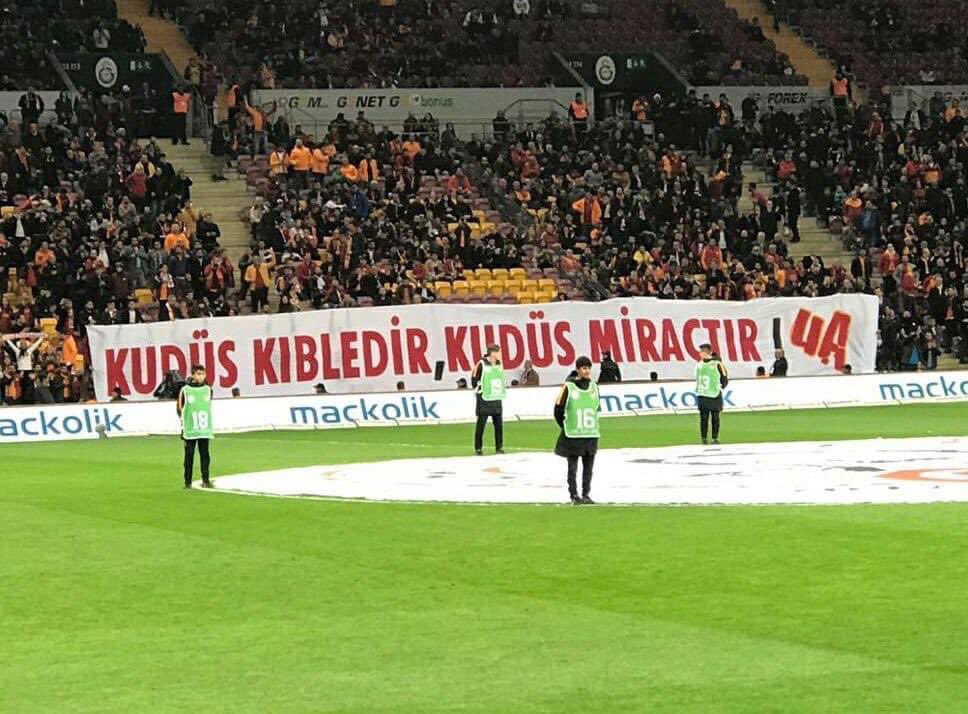 🇰🇼Fenerbahçe ve Galatasaray tribünlerine asılan pankartlar.
“Kudüs onurdur, Kudüs Şereftir, Kudüs Namustur”
“Kudüs Kıbledir, Kudüs Miraçtır”
Teşekkürler Fenerbahçe ve Galatasaray taraftarları. 
Ben de diyorum ki; Hamas’a selam, direnişe devam. #KudusBizimdir #MescidiAksa