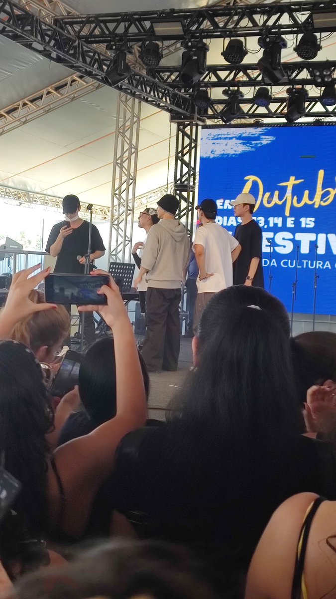 driesenpcy's tweet photo. Lendários!
Quem assistiu a passagem de som dos meninos hoje no kfestival e não se apaixonou é pq não prestou atenção. Uns queridos, super simpáticos ❤️
Ps: Com um calor de matar um e o bonito com roupa de frio 🥲
#MUSTBinBRAZIL https://t.co/IHdyLfr2ED