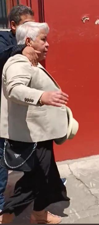 jazminrosales7's tweet photo. La mamá de Miguel Martinez con una bolsa Prada valorada en $2000 / La mamá de un niño con desnutrición en Guatemala tratando de salvarle la vida a su hijo. Y también la silla de ruedas que son utilizadas en el Hospital San Juan de Dios. https://t.co/wcxwfgooAi