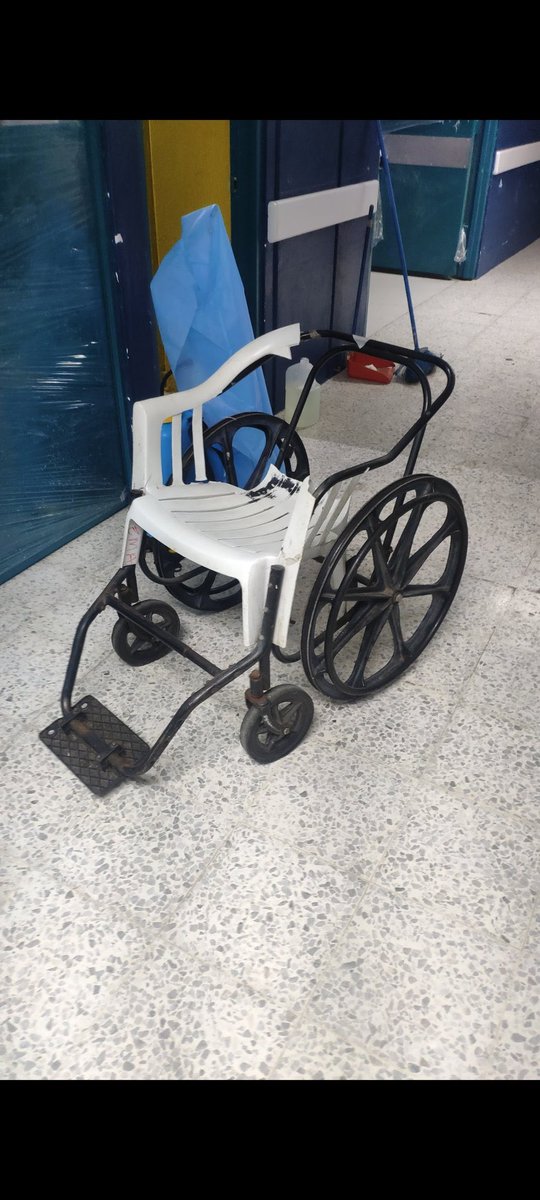 jazminrosales7's tweet photo. La mamá de Miguel Martinez con una bolsa Prada valorada en $2000 / La mamá de un niño con desnutrición en Guatemala tratando de salvarle la vida a su hijo. Y también la silla de ruedas que son utilizadas en el Hospital San Juan de Dios. https://t.co/wcxwfgooAi