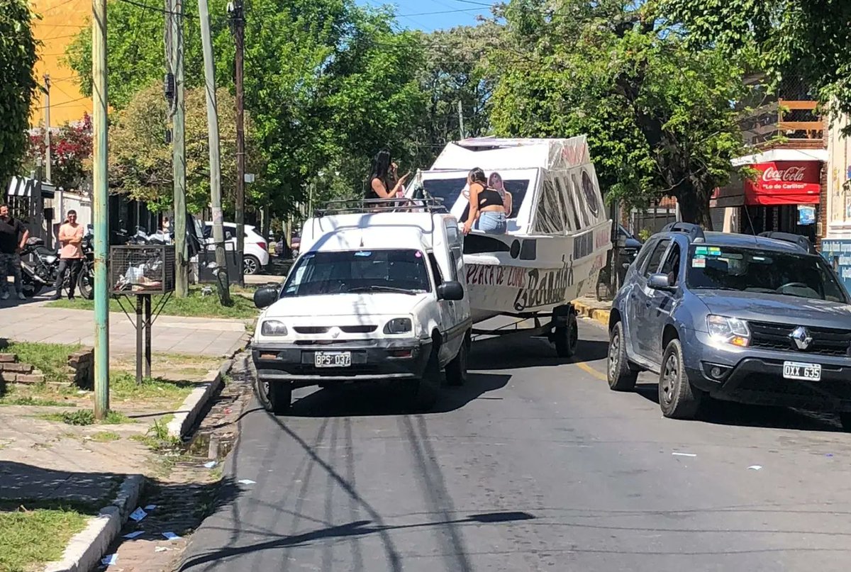 GVinuales's tweet photo. 📢 Hoy, un grupo de vecinos que apoyan mi candidatura organizó una caravana para exponer la joda en Lomas. En lugar de abordar las necesidades de los vecinos, el municipio envió más de 10 vehículos policiales para detener la caravana. Tuve que intervenir para evitar que esto ocurriera. La policía está destinada a protegernos de la delincuencia, no para hacer política.