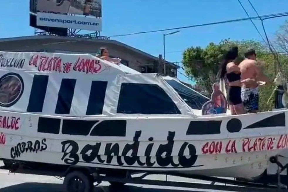 GVinuales's tweet photo. 📢 Hoy, un grupo de vecinos que apoyan mi candidatura organizó una caravana para exponer la joda en Lomas. En lugar de abordar las necesidades de los vecinos, el municipio envió más de 10 vehículos policiales para detener la caravana. Tuve que intervenir para evitar que esto ocurriera. La policía está destinada a protegernos de la delincuencia, no para hacer política.
