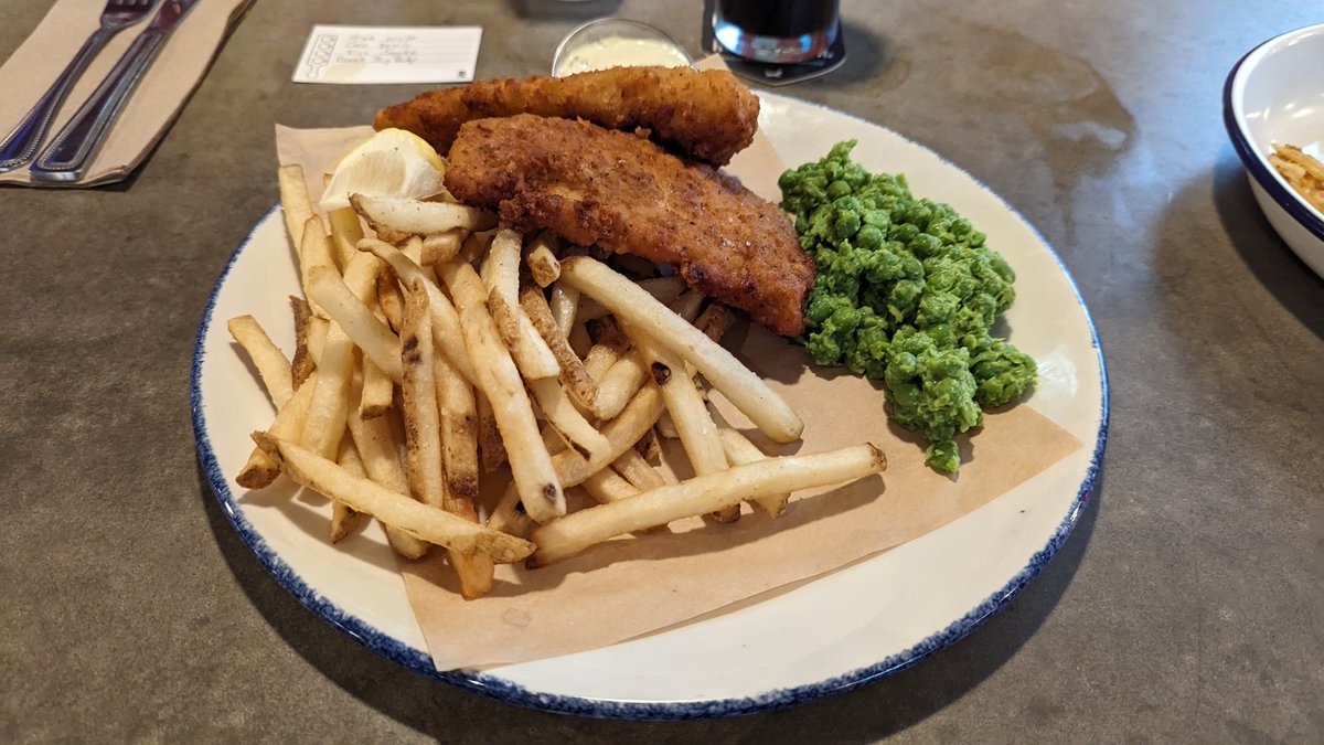 CLE_Beer_Bully's tweet photo. An order of fish &amp; chips is always going to be a hit or miss affair in the US, but @BrewDogUSA (CLE) makes it taste good 👍👍 with plenty of brews to go along with. https://t.co/D391decX1m