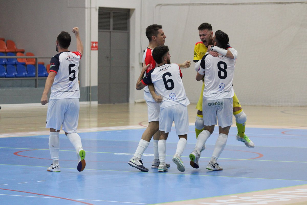 NazarenoDHFS's tweet photo. 😍💪🏼 ¡UNA MÁS Y YA VAN CINCO! 

✅ Victoria importantísima del GTS #NazarenoDosHermanasFS ante un gran equipo como es @udgrazalema 

⚽️ Remontamos en la 2ª mitad el tanto de Paquito. Berna, Migo (x2) y Pablo Campos hacen los goles nazarenos 

5️⃣ de 5️⃣ y 15 puntazos a la mochila https://t.co/WfWV6BrdgM