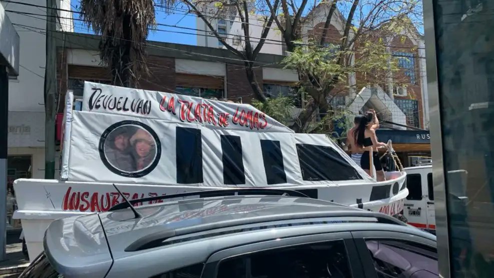 peladodelatv's tweet photo. Detuvieron al del yate de cartón que paseaba con vecinos en Lomas de Zamora. 15 patrulleros y más de 30 policías utilizo Kicillof para el operativo. Mientras tanto Guazzora prófugo, Chocolate RIgau prófugo, Cristina libre. Se te ríen en la cara. https://t.co/sTsd8Zv8Cz