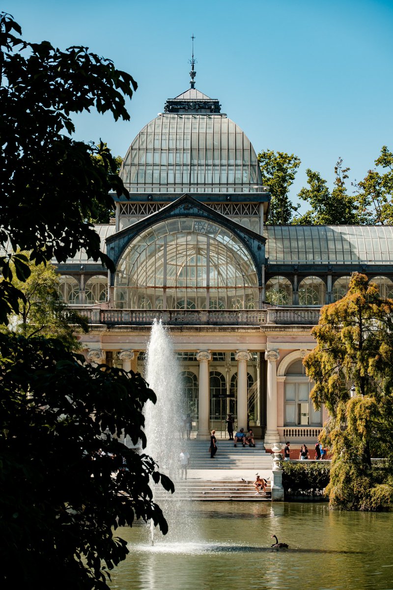 Palacio de Cristal 
Fuji X-T5 Tamron 18-300

.
.
.
.
.
#streetphotography #urban #streetlife #urbanstreetphotogallery #streetsacademy #lensculturestreets #thestreetphotographyhub #streetphotographyinternational #urbanphotography #sublimestreet #fromstreetswithlove