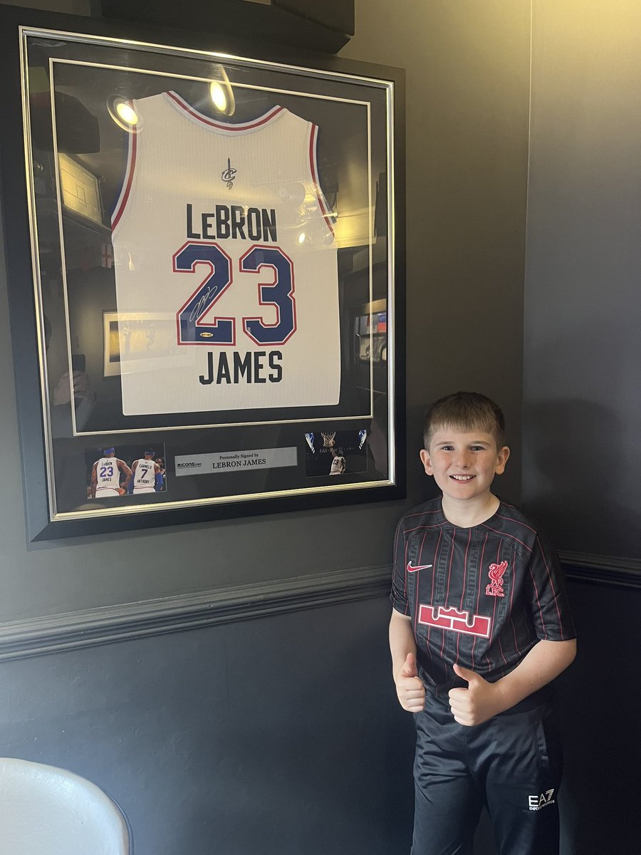 ste_kell's tweet image. Little man’s 10th birthday, meal at @GarethBale11 @ElevensBarGrill before the @FAWales game tomorrow, had to get the pic in his new  @KingJames @LFC top 👌