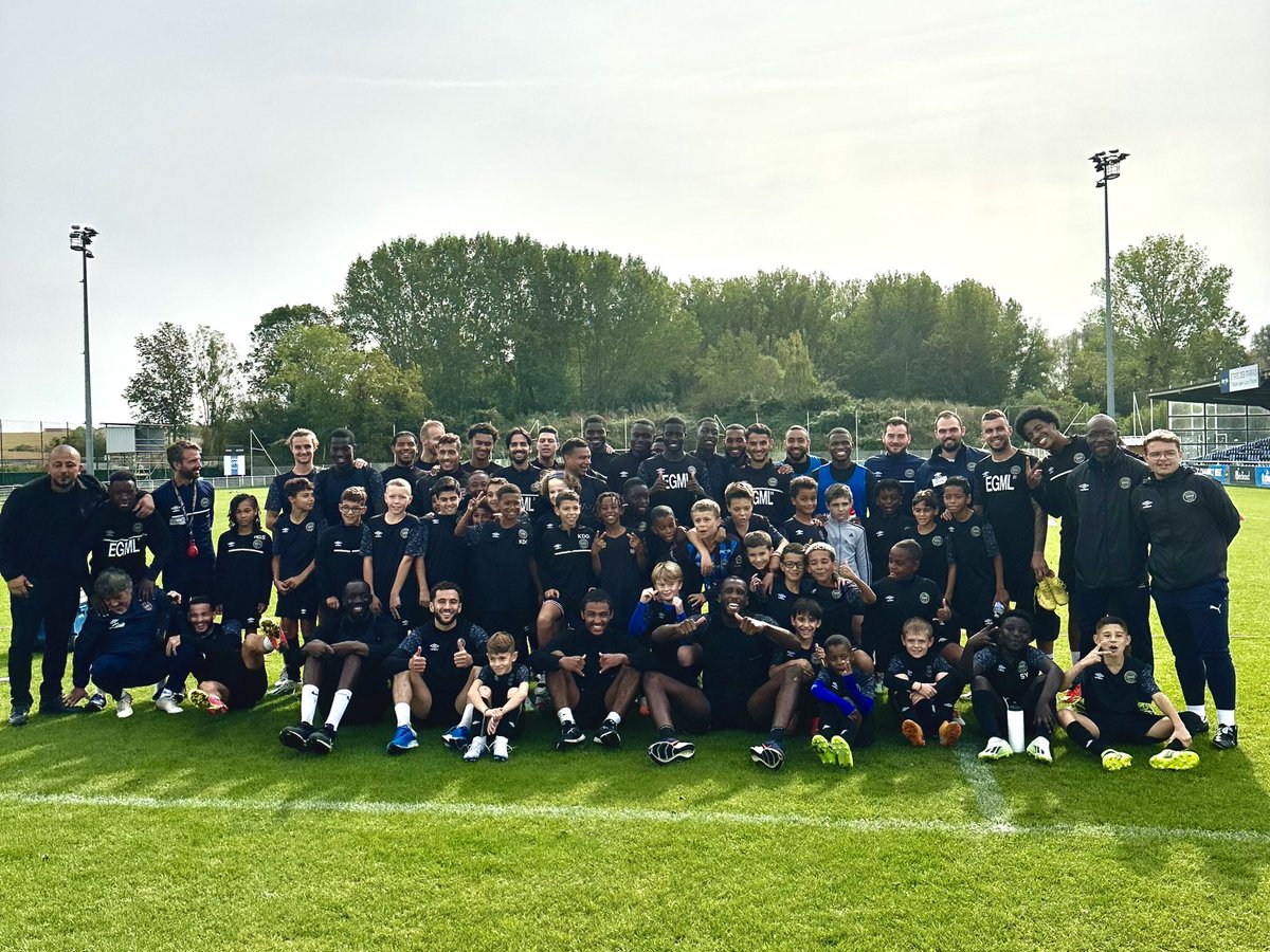 TBelleval_'s tweet photo. 📸 Cette semaine, la génération 2013 a pu partager un moment de convivialité et d’échanges avec le groupe N2. 

😊 Des moments qui ne font que renfoncer le lien entre les jeunes du club ainsi que son équipe fanion ! 🔵⚫️ https://t.co/dcLQHS6acb