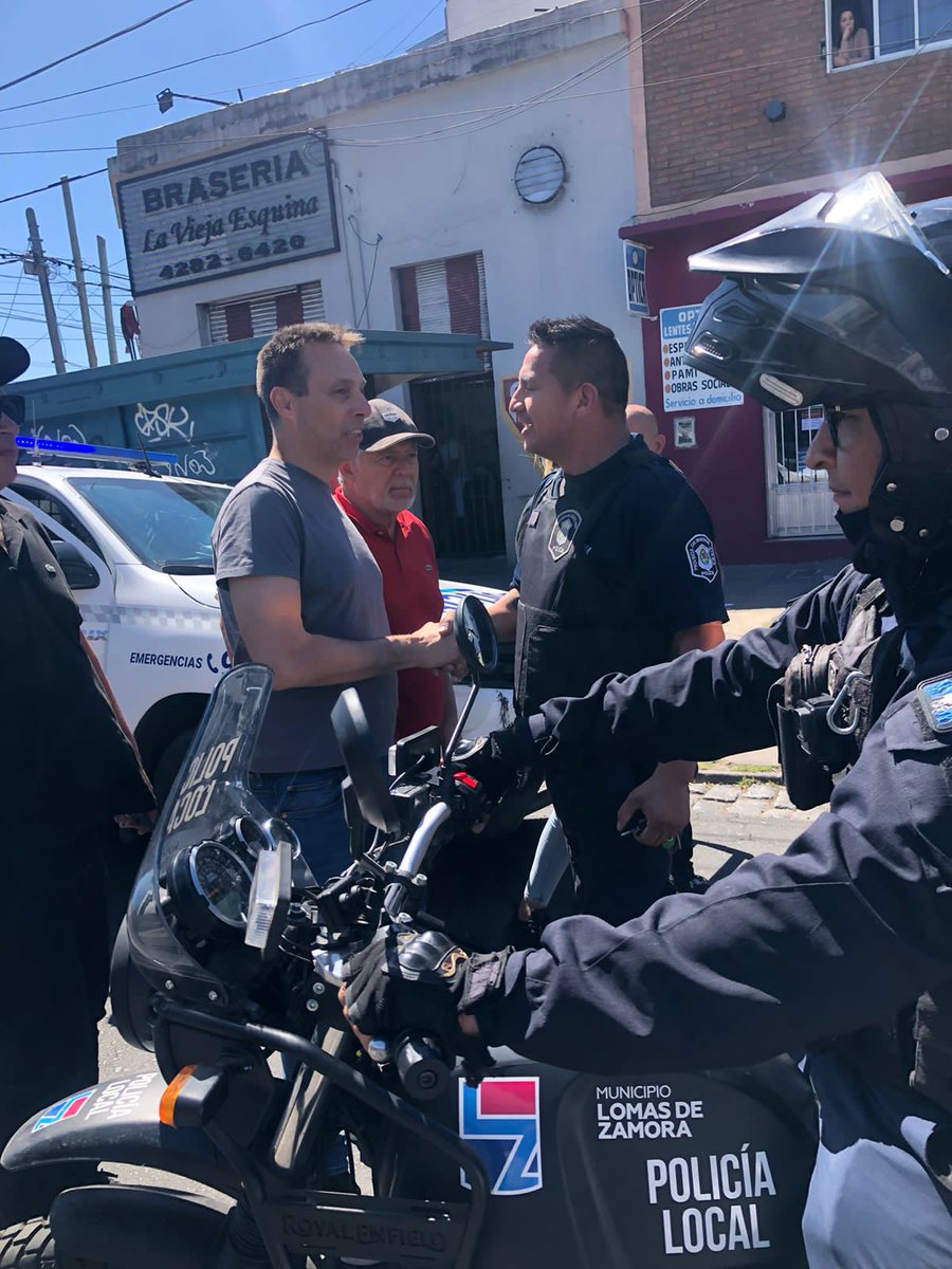 GVinuales's tweet photo. 📢 Hoy, un grupo de vecinos que apoyan mi candidatura organizó una caravana para exponer la joda en Lomas. En lugar de abordar las necesidades de los vecinos, el municipio envió más de 10 vehículos policiales para detener la caravana. Tuve que intervenir para evitar que esto ocurriera. La policía está destinada a protegernos de la delincuencia, no para hacer política.