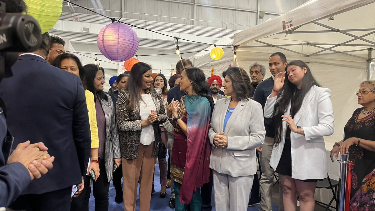 AnitaAnandMP's tweet photo. An exciting afternoon at Parvasi’s Inaugural Diwali and Mela Trade Show with business professionals from South Asia &amp; Canada. Today was all about sharing ideas, collaborating on business ventures and strengthening trade relations. So many booths with so many vendors! https://t.co/QvyEoI6Yn2