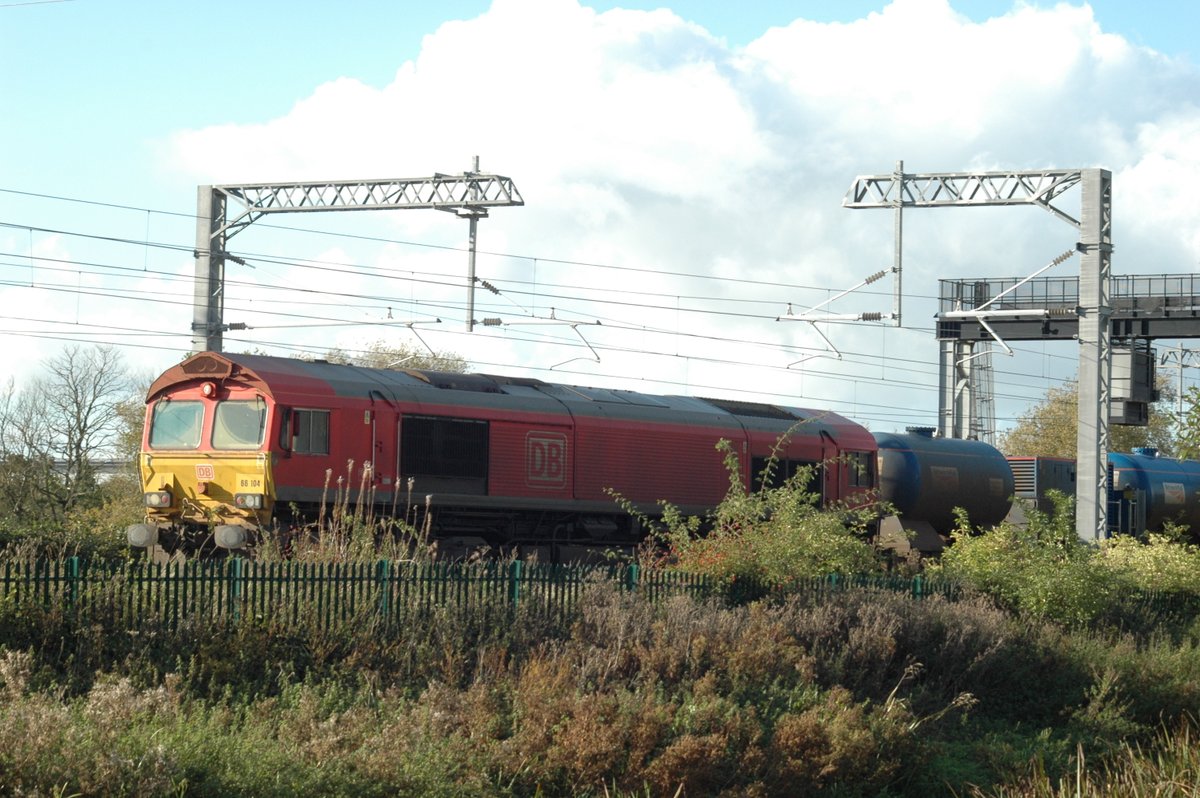 ETrainspotting's tweet image. New photting spot for me, Burton Latimer Pocket Park. @DBCargoUK 66104 dodges in and out of the bushes at Burton trailing 3J93 heading back to Toton from a long day of RHTT work. 66041 led the set. #MML #RHTT #Class66. Nice to see @holtona72 there as well.