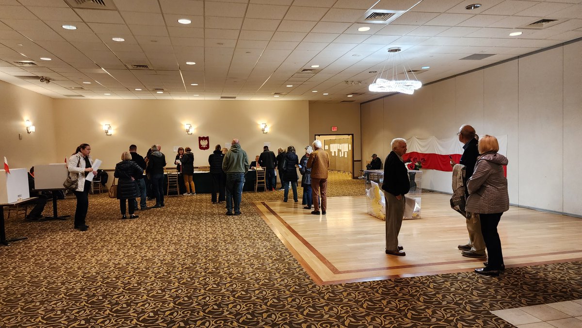 Spełniłem swój obywatelski obowiązek🇵🇱🇵🇱🇵🇱 ! Obwod wyborczy nr 294 w Troy (Detroit), Michigan po godzinie 13. Głosuję regularnie od 20-lat ale nie widziłem jeszcze takich kolejek w tym lokalu nigdy 👏❤️! #Wybory2023 #wyboryparlamentarne

<a href="/p_zuchowski/">Paweł Żuchowski</a>
<a href="/RMF24pl/">Fakty RMF FM</a>