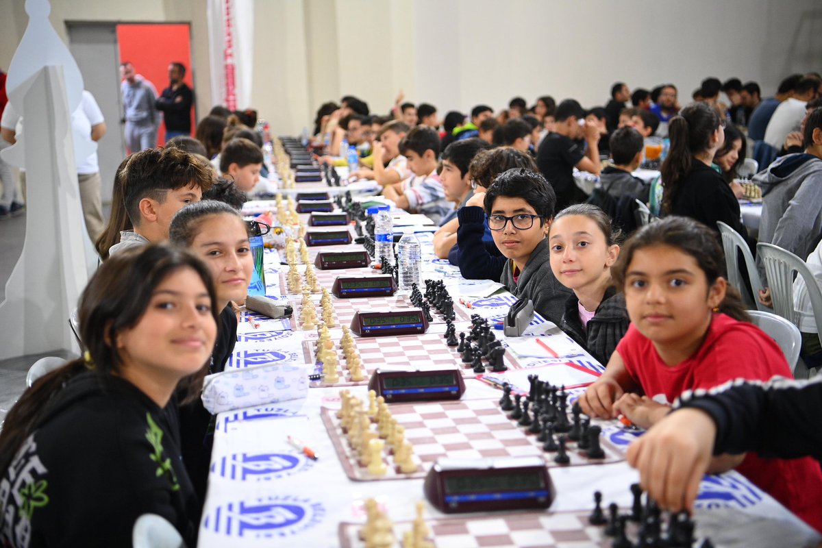 Tuzla Belediyesi 100. Yıla Özel Cumhuriyet Bayramı 7. Satranç Turnuvası’ nda 1. Gün sona erdi. Turnuva açılışına Tuzla Belediye Başkanı Sayın Dr. Şadi Yazıcı Tuzla İlçe Milli Eğitim Müdürü Sayın Metin Çangır katıldı. <a href="/TuzlaBelediyesi/">Tuzla Belediyesi</a> <a href="/drsadiyazici/">Dr. Şadi Yazıcı</a>