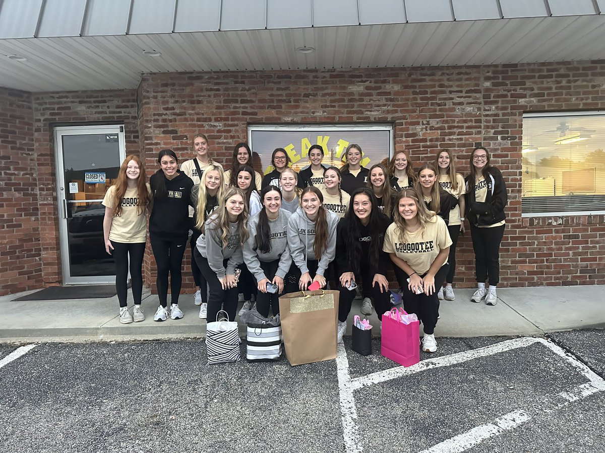 LoogooteeVball's tweet image. Thank you to Stewart &amp;amp; MaryEllen Blake for breakfast this morning!!

Thank you also to Mike &amp;amp; Amy Gilbert for hosting, &amp;amp; senior parents for lunch after our first win this morning!! #SectionalWeek #WeWantASectional