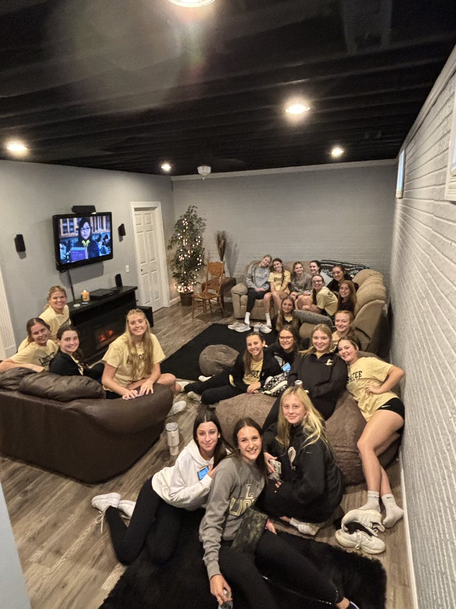 LoogooteeVball's tweet image. Thank you to Stewart &amp;amp; MaryEllen Blake for breakfast this morning!!

Thank you also to Mike &amp;amp; Amy Gilbert for hosting, &amp;amp; senior parents for lunch after our first win this morning!! #SectionalWeek #WeWantASectional