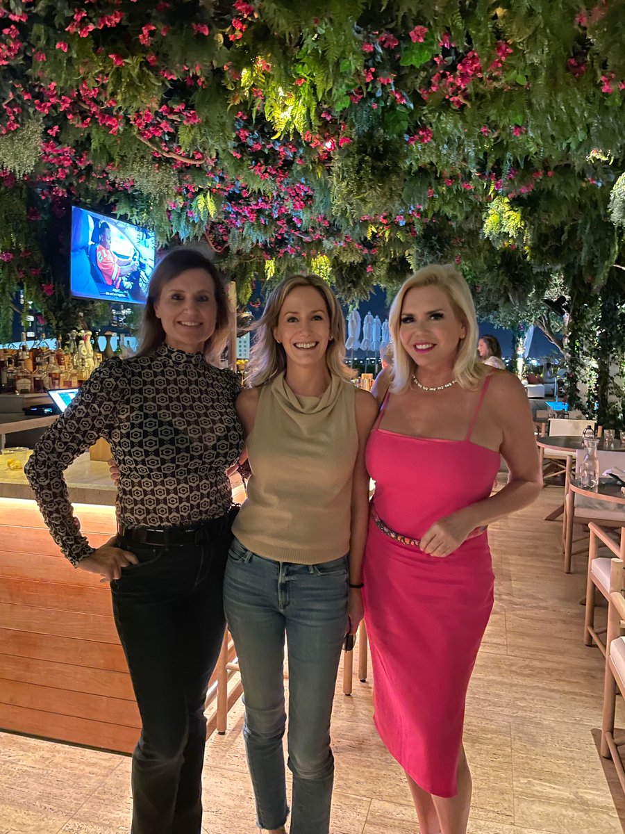 motleyliz7's tweet photo. Girls just want to have fun ✨🪻💖🍷 https://t.co/7GRIAyl8M0