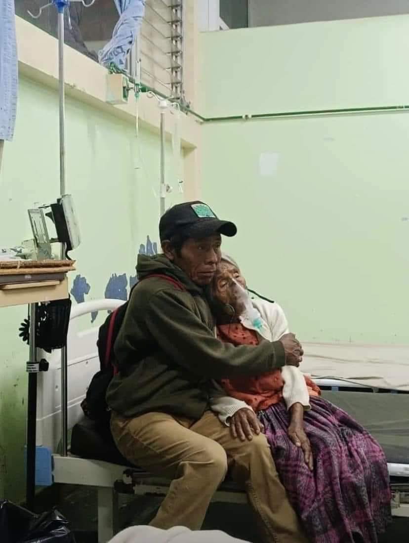 Cuando sientan lastima por la mamá de miguel martinez #Miguelito recuerden que por esos cerotes, hay gente del interior tiene que caminar kilómetros, con sus enfermos en la espalda, para poder llegar a un centro de salud u hospital en pésimas condiciones, sin medicina, etc.