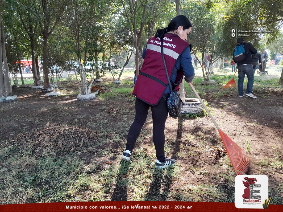 SAEcatepec2025's tweet photo. Personal de nuestra área participó en la jornada de limpieza para recuperar espacios públicos que sirven para el esparcimiento familiar de muchas familias de nuestro #MunicipioConValores, también esto ayuda a mejorar la imagen urbana de #Ecatepec. https://t.co/GrcsTLYgTX
