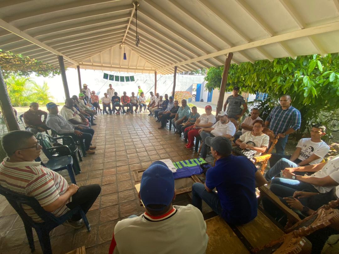 HFVZLALARA's tweet photo. Faltando 08 días para la primaria opositora y nuestro líder @HenriFalconLara y miembros del Comité Ejecutivo de FUTURO se encuentran en la ciudad de Carora - Lara, afinando los detalles para ese gran día, #22Oct, en el cual se inicia una nueva historia para Venezuela. https://t.co/EJKMPiKzmN