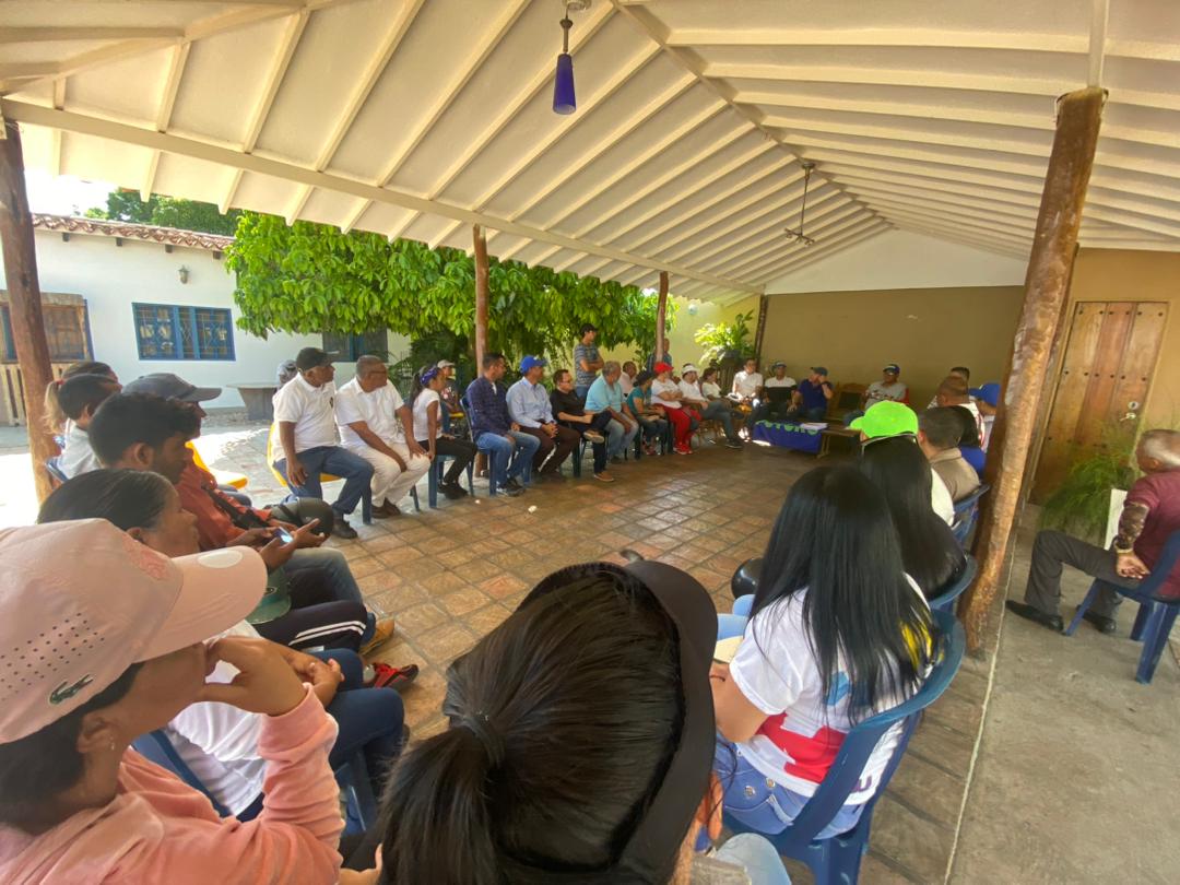 HFVZLALARA's tweet photo. Faltando 08 días para la primaria opositora y nuestro líder @HenriFalconLara y miembros del Comité Ejecutivo de FUTURO se encuentran en la ciudad de Carora - Lara, afinando los detalles para ese gran día, #22Oct, en el cual se inicia una nueva historia para Venezuela. https://t.co/EJKMPiKzmN