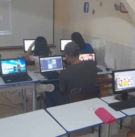 A Futuroon DAO é uma organização descentralizada comprometida em oferecer educação tecnológica gratuita, empoderando jovens em situação de vulnerabilidade social.