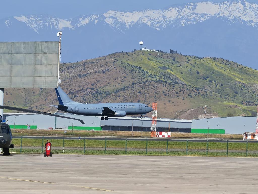 FACh_Chile's tweet photo. ¡Ya están en 🇨🇱!
Después de días agotadores y un tremendo trabajo en equipo, nuestras tripulaciones #FACH ya están en el país junto a los 83 compatriotas trasladados en ✈️Boeing 737.
¡Misión cumplida!
#AeronáuticaChilena https://t.co/u25hxonP8B