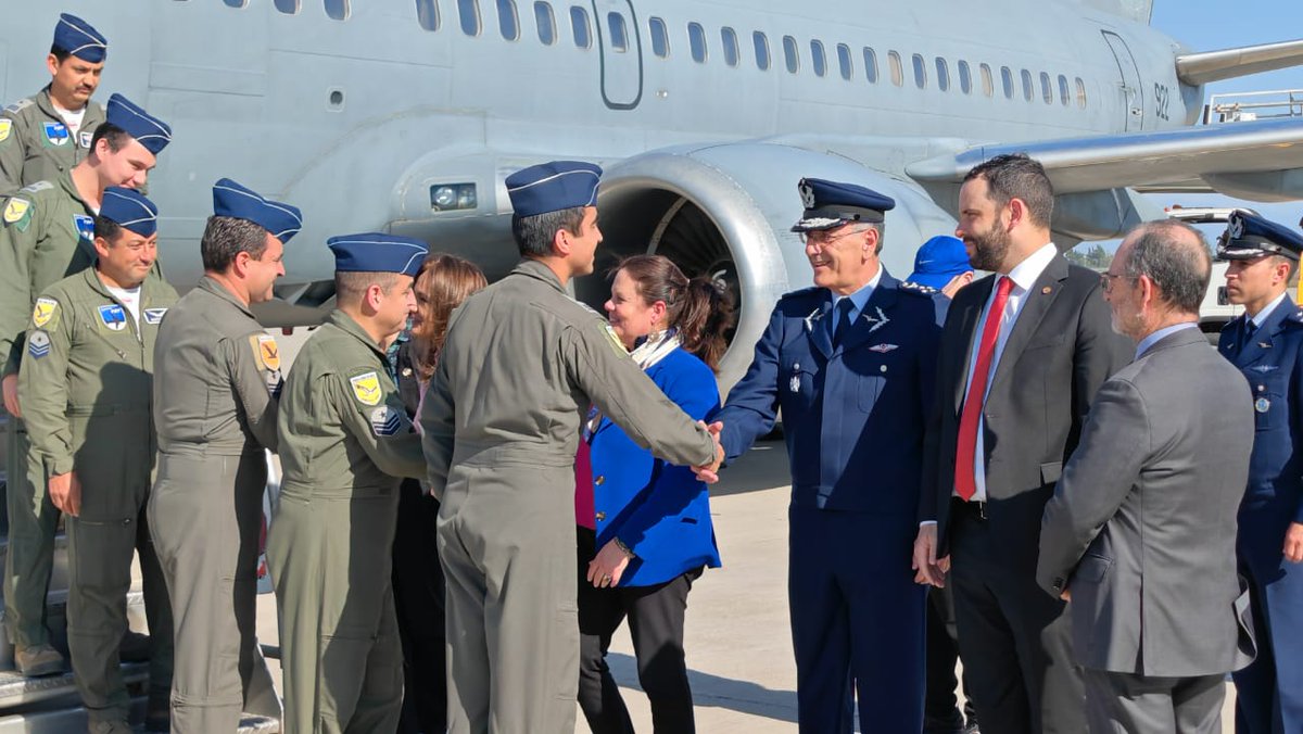 FACh_Chile's tweet photo. ¡Ya están en 🇨🇱!
Después de días agotadores y un tremendo trabajo en equipo, nuestras tripulaciones #FACH ya están en el país junto a los 83 compatriotas trasladados en ✈️Boeing 737.
¡Misión cumplida!
#AeronáuticaChilena https://t.co/u25hxonP8B