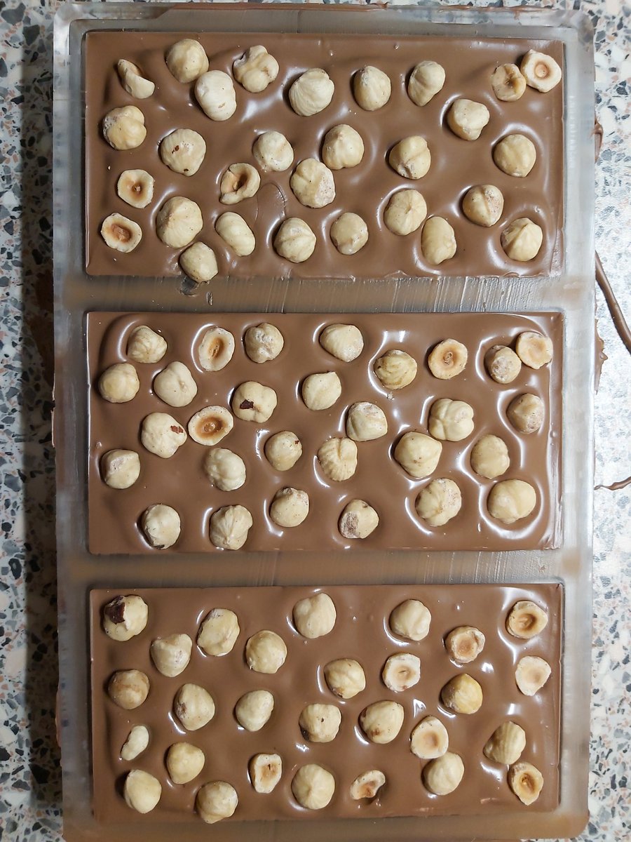 Vorige week een partij chocolademallen op de kop getikt, vanavond maar even testen dan dus melkchocolade met hazelnoten....