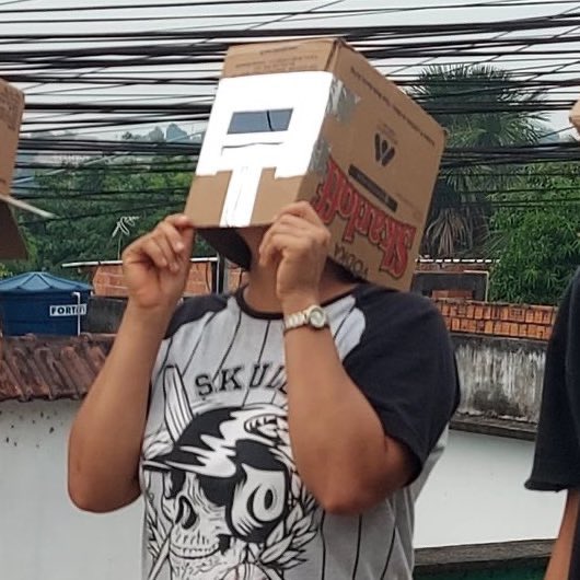 🚨BRASIL: Moradores de Manaus tentando observar o eclipse solar com uma caixa de papelão e com a lente de soldador. #EclipseSolar