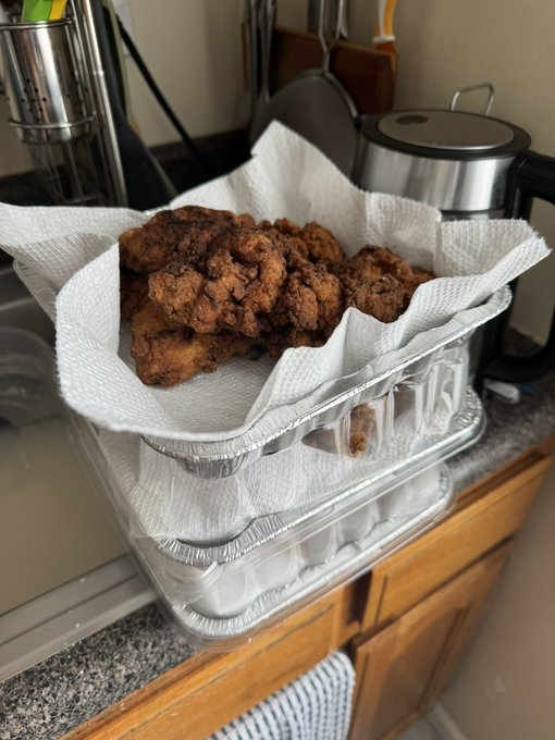 Fried chicken https://t.co/FOxxj0YENi<a href="/tag/newprofilepic"class="tags"><span>#newprofilepic</span></a>