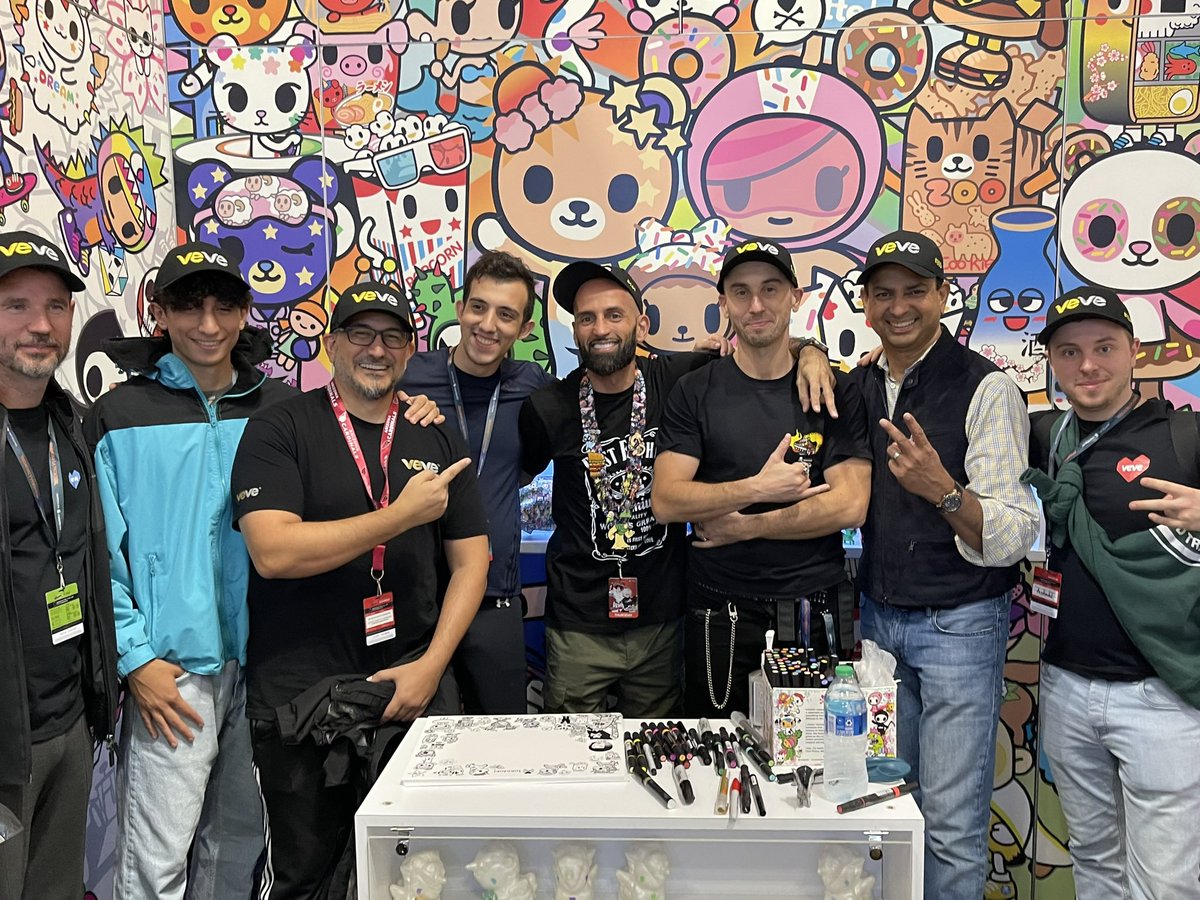 MrMC1_eth's tweet image. Wow! 🥂🔥❤️ Great to see @simonelegno w/ personalized #VeVe Gold Logo hat at #NYCC23 ! Your VeVe fans ❤️ you and the @tokidoki drop today! @veve_official @DavidYuNZ @Daniel00077 @DrProfit0 @MrRolexes @Namecoast @CaptainVEVE @RealRandyChavez @ComicsandCrypto @SleepynComics