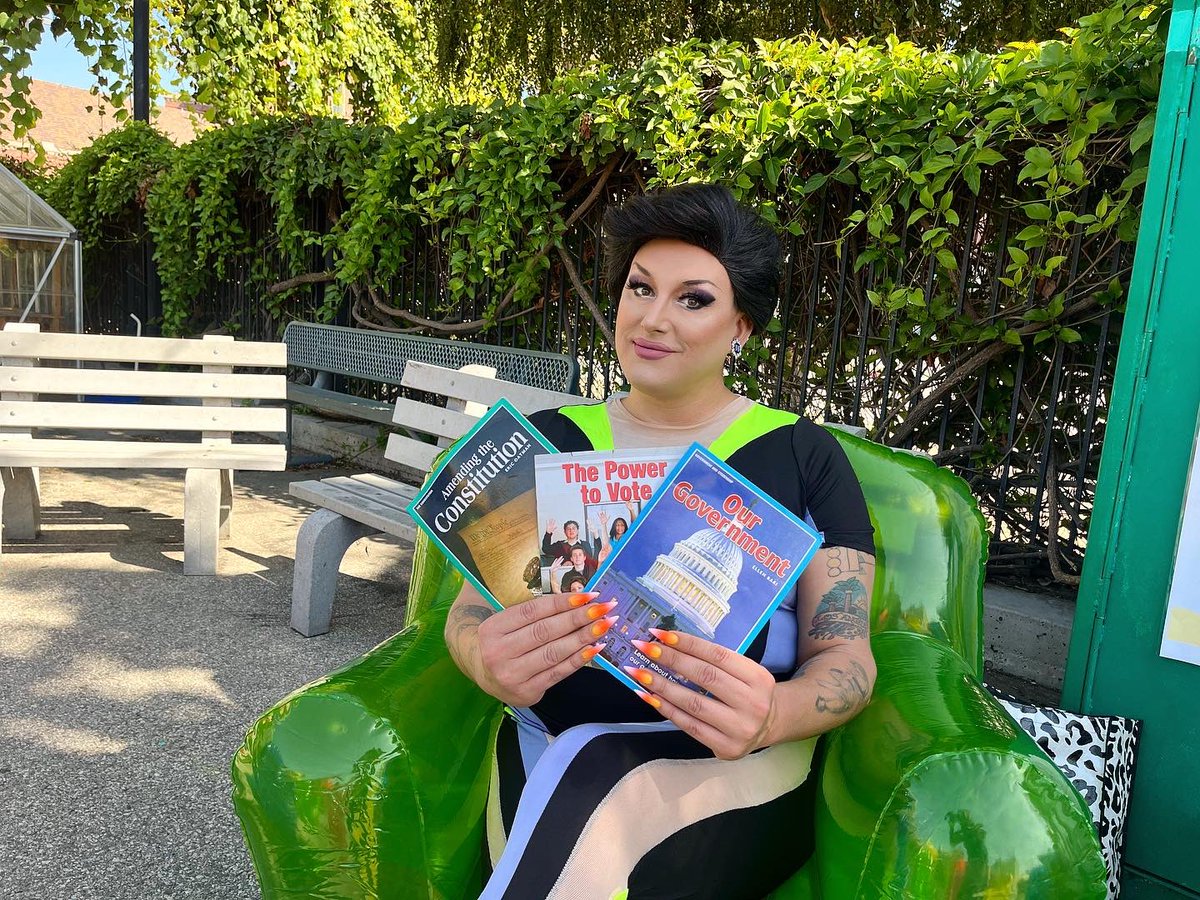 I’m doing Drag Queen Story Hour at Models of Pride all day today with @LALGBTCenter -I couldn’t find all my DQ Story Hour books so the children will be learning about “Amending the Constitution” “The Power to Vote” and “Our Government” 😆✊ #DragQueenStoryHour #ModelsofPride