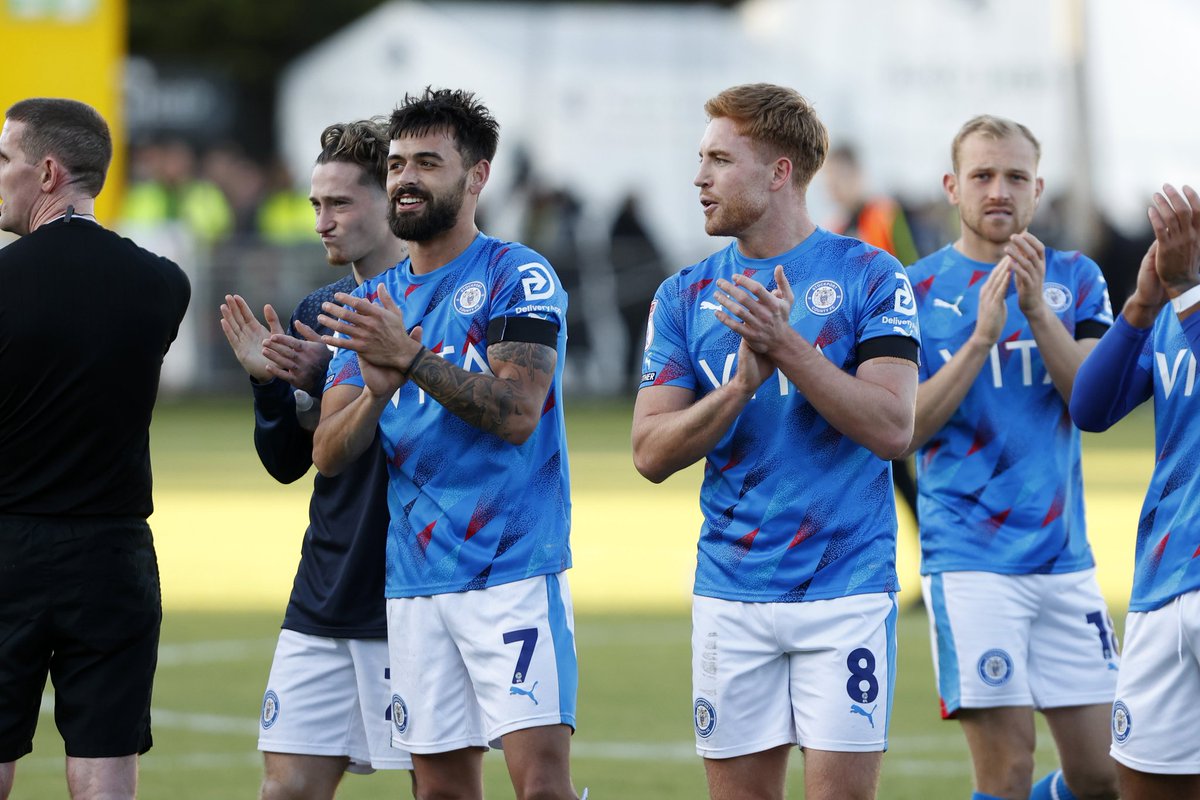 StockportCounty's tweet photo. Our first time ending the day top of an @EFL division since August 2000 ✅️

Our first time on top of @SkyBetLeagueTwo / Division Four since January 1991 ✅️

A good day 💙

#StockportCounty https://t.co/9feuym3nz5