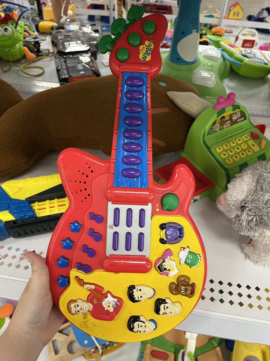 Wiggles_Barney's tweet photo. Found a Barney plush &amp; Wiggles Guitar at the Thrift Store today https://t.co/kc9QHb6afi