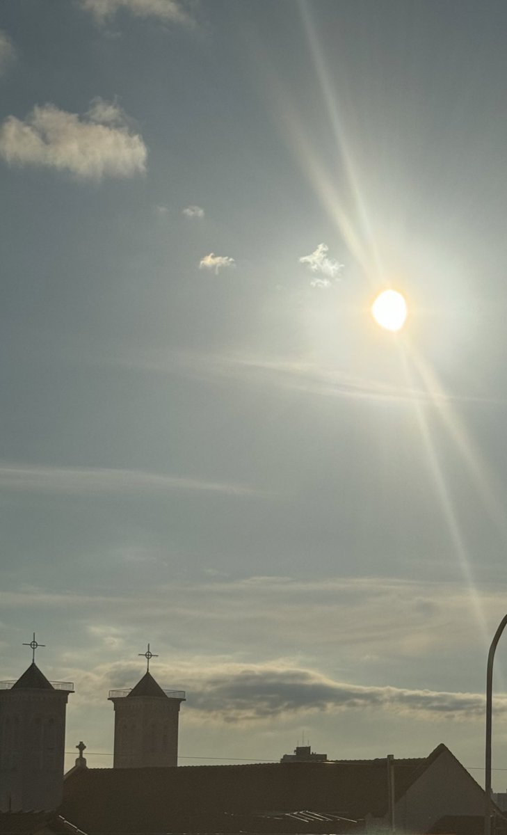 warleyf's tweet photo. Essa foi a tentativa de ver o #Eclipse aqui de BH https://t.co/k9I3qkPu2B