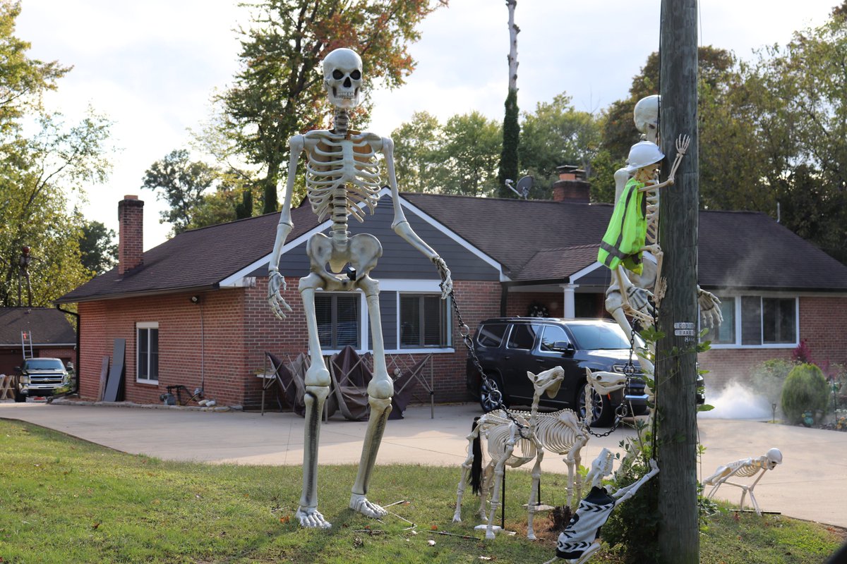 NovaOffbeat's tweet photo. We are currently on an area-wide quest to find the best spooky houses in #NorthernVa. What are your picks we should check out? Pictured: Alexandria, VA #Halloween #hauntedhouse #fyp https://t.co/3GNe85CGqg