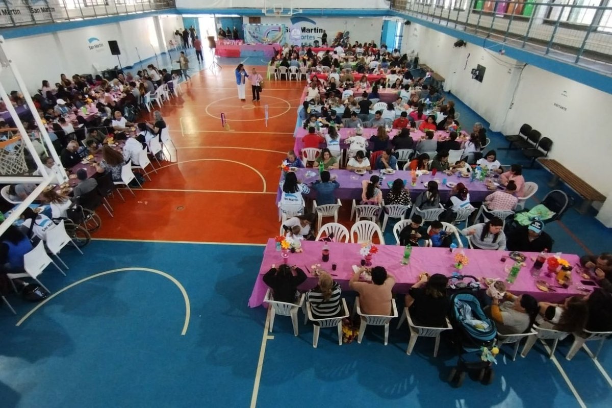 En el CeMEF, participamos del encuentro que las manzaneras del #ProgramaMásVida organizaron para celebrar el Día de la Madre.

Siempre apoyando a estas mujeres que realizan una tarea inmensa en cada barrio.