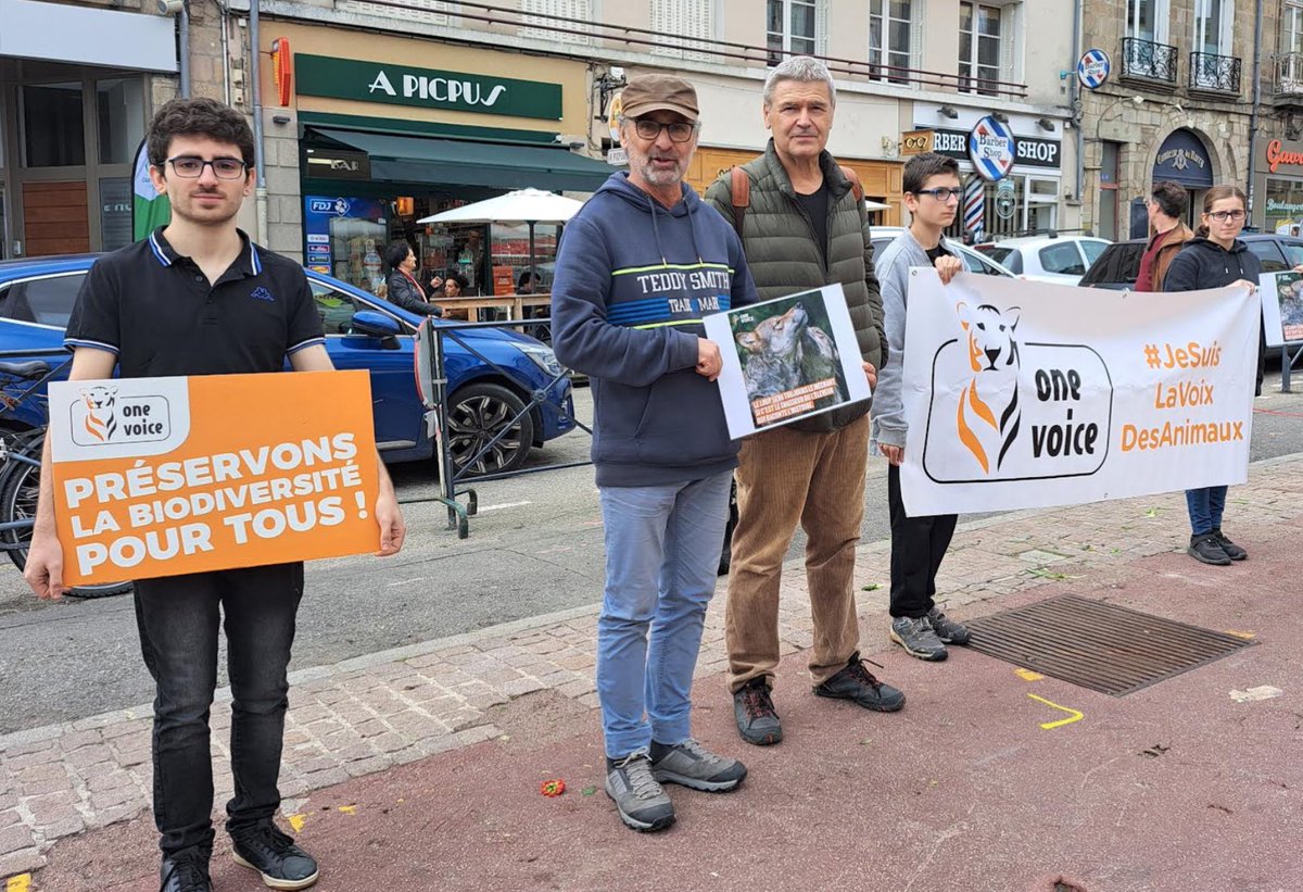 Pagesjl's tweet photo. Aux côtés des jeunes de #onevoice à une manif pour dénoncer les demandes de tir vue des 🐺 Tentative de discussion avec la direction de la coordination rurale 87 qui faisait une contre-manif : je propose un dialogue plutôt que violence… la balle (hum) est dans leur camp… https://t.co/jZoJBBZWHd
