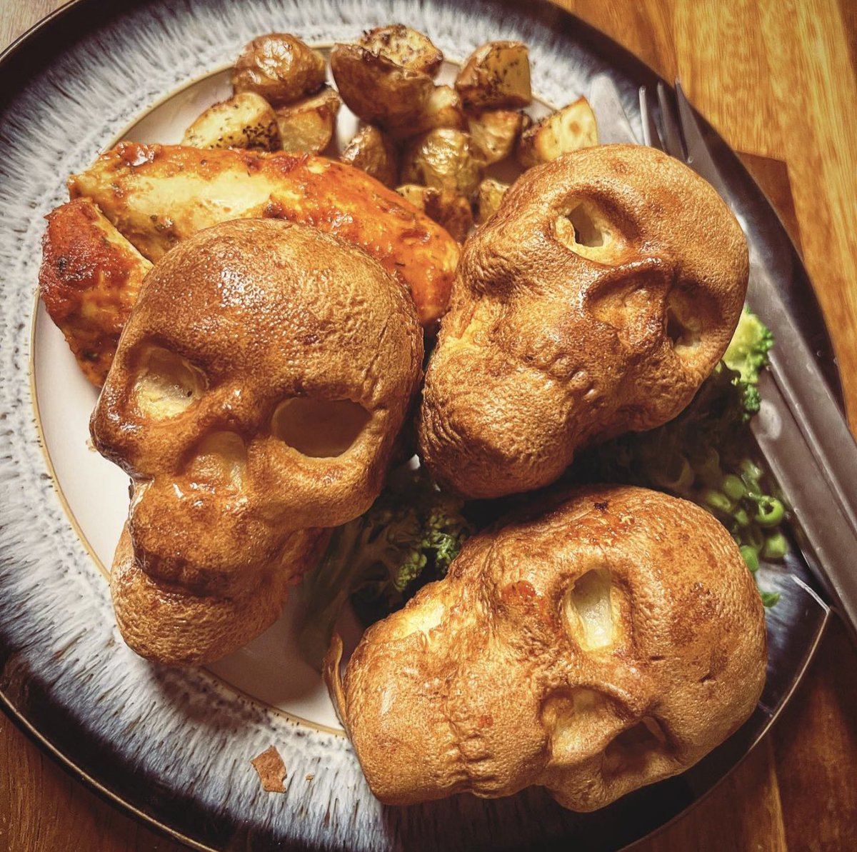 zRedhead01's tweet photo. Homemade #skull #yorkshirepuddings - can life get any better? #bestesthusband #stickaforkinmeimdone https://t.co/z8GoTRUn9L