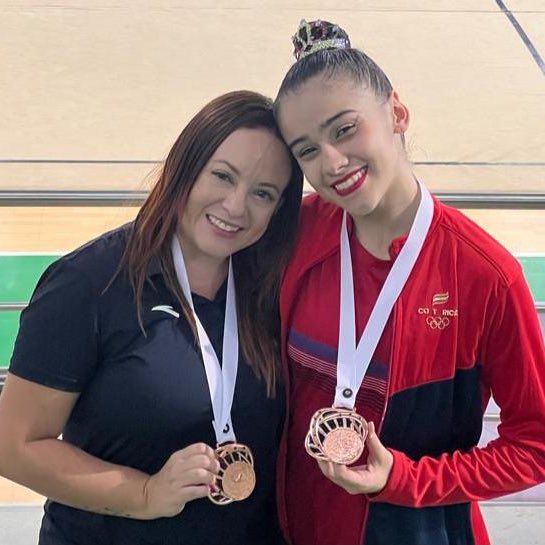 ÚLTIMA HORA: por primera vez en la historia, Costa Rica gana una medalla en un Campeonato Sudamericano de Gimnasia Rítmica. 🚨🤩🇨🇷

La tica Gloriana Sánchez, de 16 años, acaba de conquistar medalla de bronce en la modalidad All Around. 🥉

¡Brilló en territorio colombiano! 🌎
